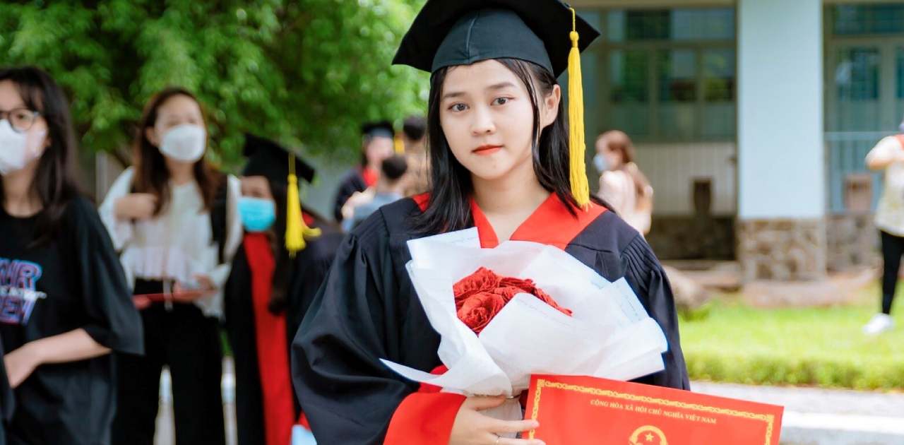 Nữ sinh Kim Thy khoác áo cử nhân cho cha ngày tốt nghiệp đại học