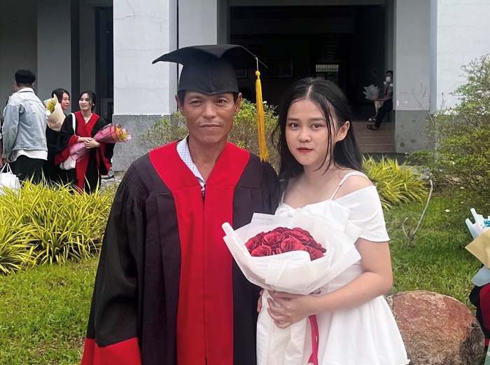 Hình ảnh người cha khoác lên mình mẫu áo cử nhân trong ngày tốt nghiệp của con gái