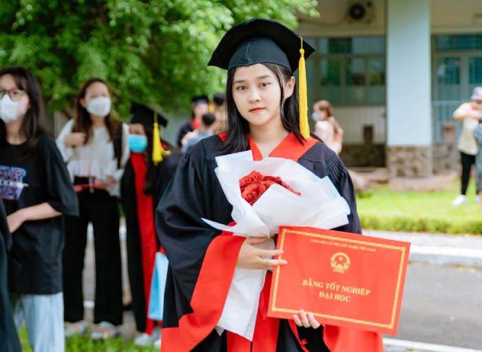 Nữ sinh Kim Thy tự tin tạo dáng trong ngày tốt nghiệp