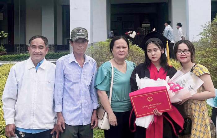 Hình ảnh gia đình Thy trong ngày nữ sinh tốt nghiệp