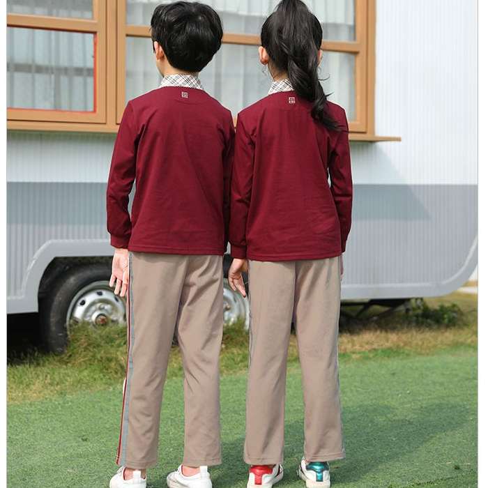 Mẫu đồng phục học sinh tiểu học màu đỏ đô sử dụng chất liệu vải nỉ dày
