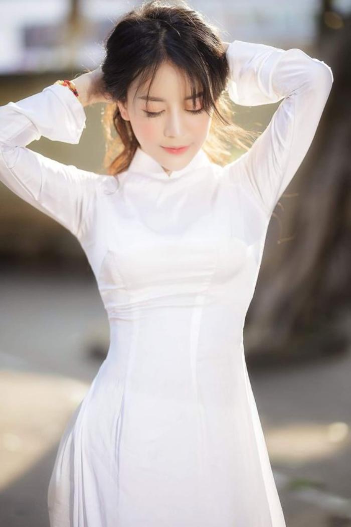 Phong thái tự tin của nữ sinh khi mặc áo dài trắng