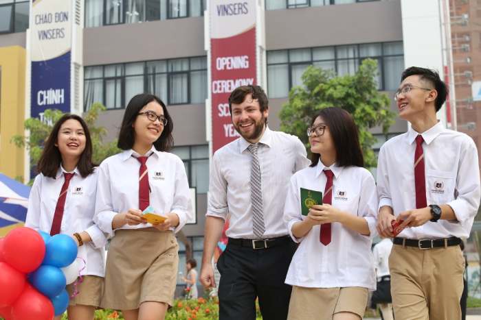 Áo sơ mi trắng kết hợp cùng quần màu be của học sinh Singapore
