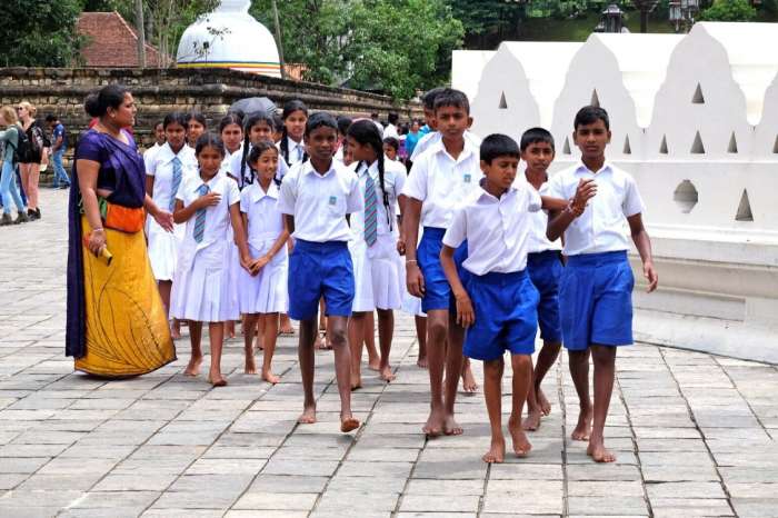 Các trường học tại Sri Lanka qui định học sinh mặc trang phục khi đến trường