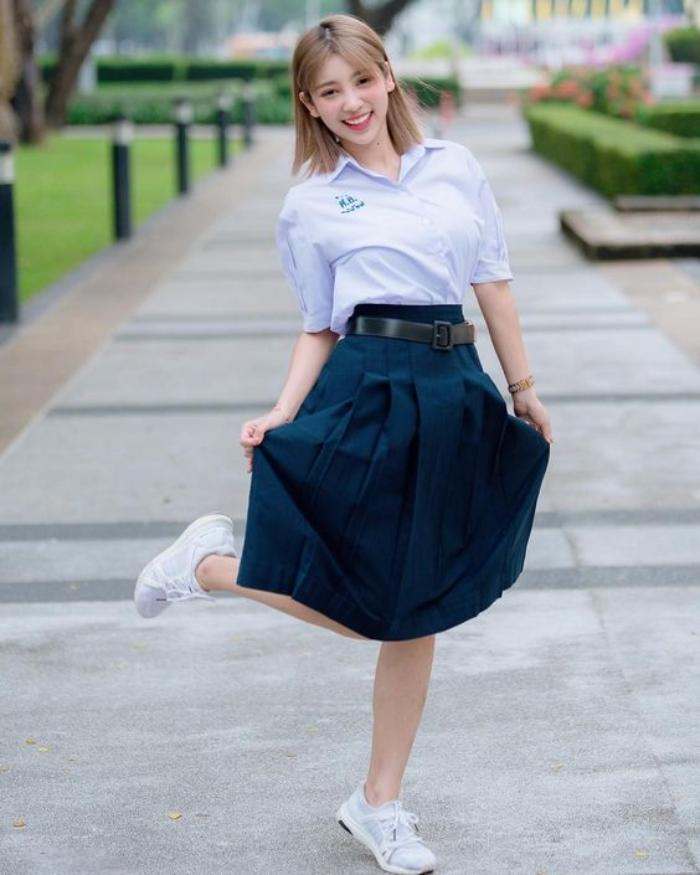 Đồng phục học sinh Thái Lan gồm áo sơ mi trắng và váy