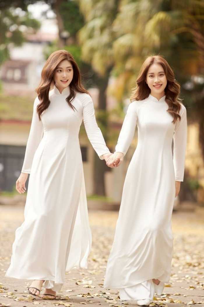 Tà áo dài trắng dành cho học sinh Việt Nam
