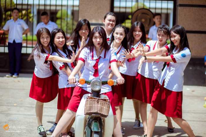 Bộ đồ học sinh của trường THPT Trường Chinh bắt mắt
