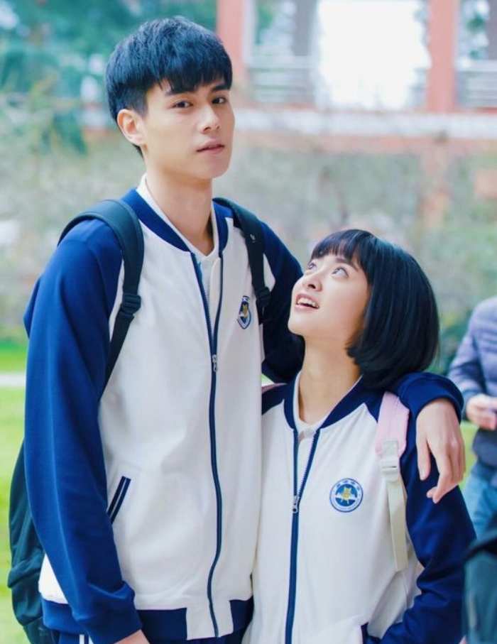 Áo khoác đồng phục học sinh Trung Quốc có màu trắng và xanh chủ đạo