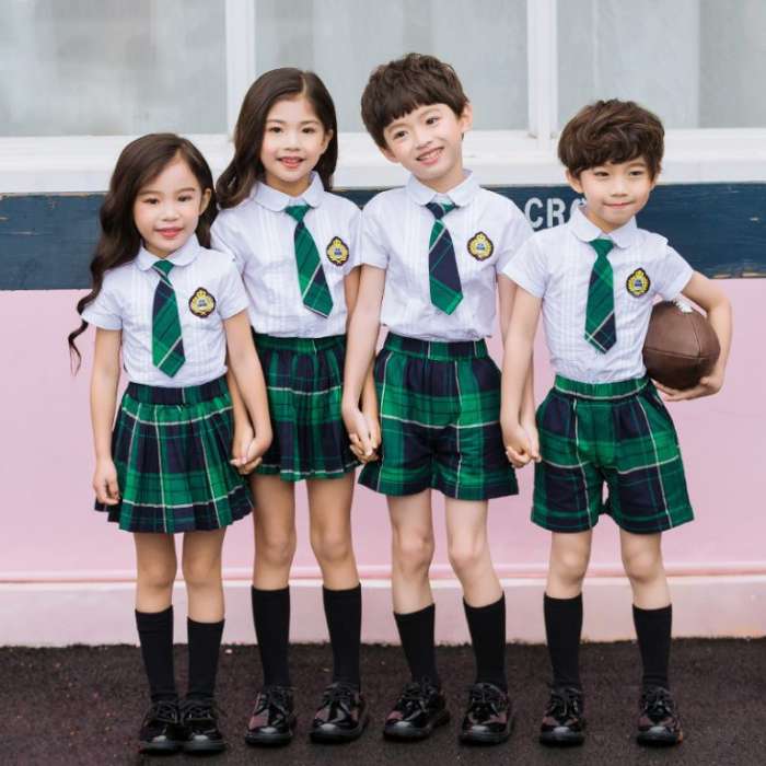 Áo đồng phục học sinh màu trắng kết hợp cùng tông màu xanh của quần/váy