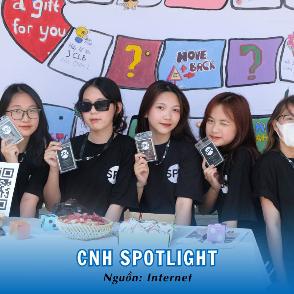 Thành viên CLB CNH Spotlight trẻ trung trong đồng phục áo phông hiện đại, sáng tạo