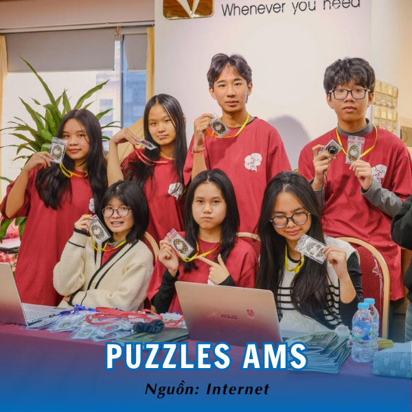 Học sinh AMS nổi bật trong sắc đỏ của áo đồng phục CLB Puzzles Ams