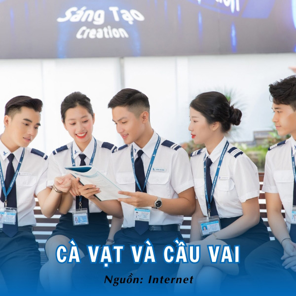 Cà vạt và cầu vai tạo điểm nhấn trang trọng cho đồng phục VAA