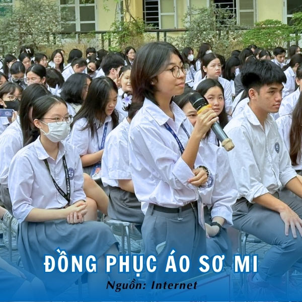 Học sinh duyên dáng và thanh lịch trong áo đồng phục sơ mi trắng trường THPT Yên Hòa