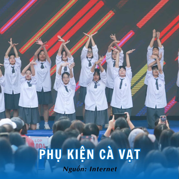 Cà vạt màu xám là điểm nhấn tinh tế cho đồng phục trường THPT Yên Hòa Hà Nội